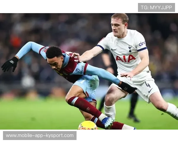 热刺逼近禁区外连续起脚，库卢切夫斯基打门被挡